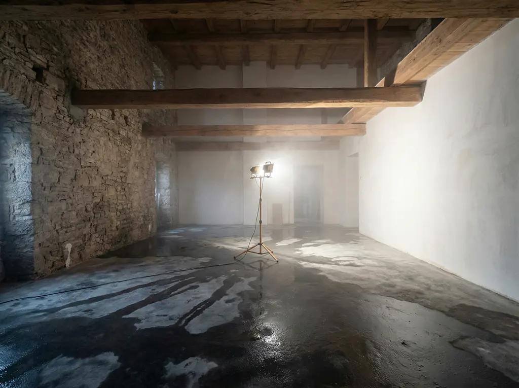 Kapljica isušivanje vlage u Poreču, stara kamena kuća vlažna žbuka i kondenzacija na prozoru