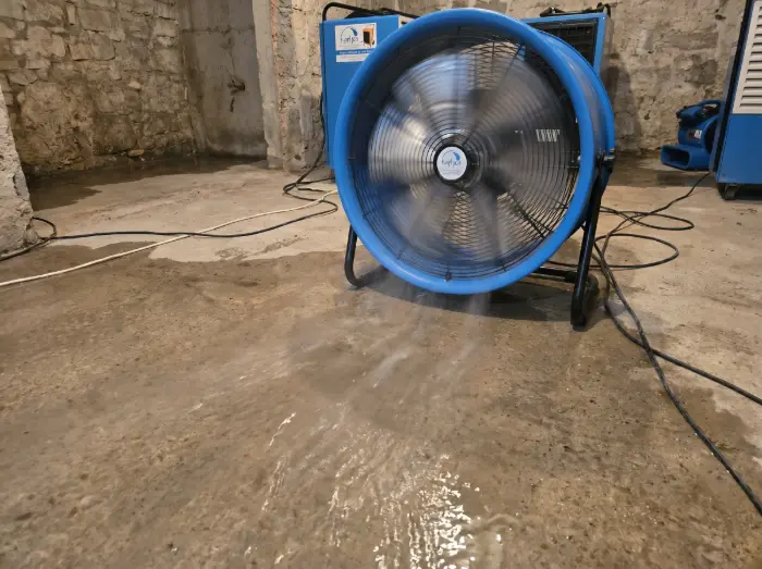 Ventilator usmjeren u mokar pod nakon poplave - Isušivanje vlage - Kapljica