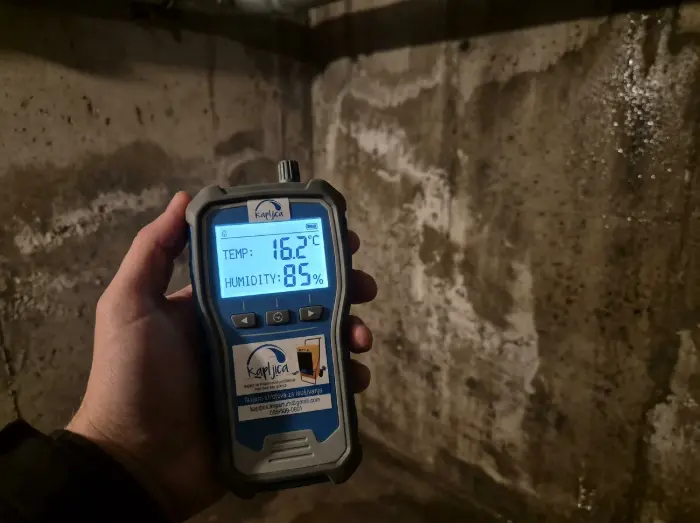 Digitalni termometar i higrometar prikazuju nisku temperaturu u vlažnom prostoru - Isusivanje vlage - Kapljica