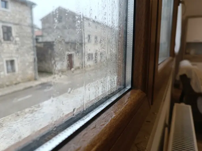 Kondenzacija i kapljice vode na unutarnjoj strani prozorskog stakla - Isusivanje vlage - Kapljica