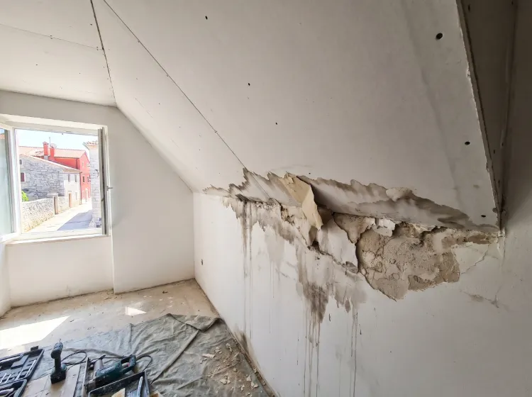 Donji dio gipsane ploče natopljen vodom koja se širi prema gore uz vidljiva oštećenja i nabiranje papirnate obloge