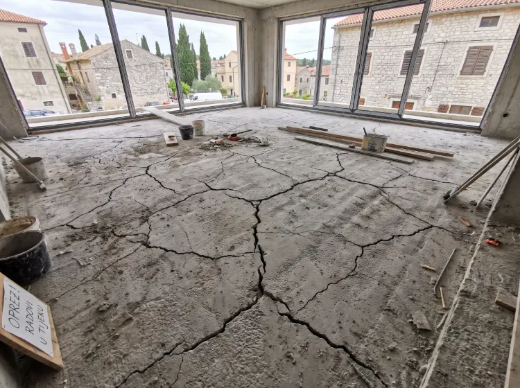 Napuknuti estrih zbog nepravilnog i prebrzog zagrijavanja