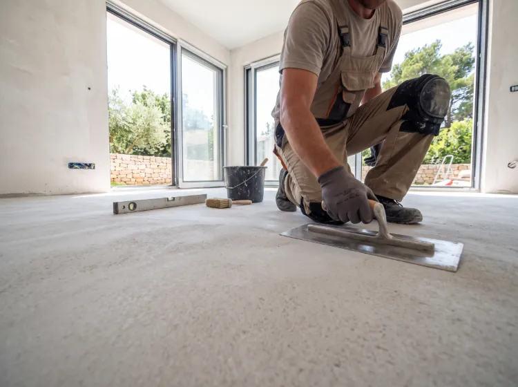 Široki kadar potpuno suhe, čiste i svijetlosive betonske glazure u praznoj modernoj sobi - Isušivanje vlage
